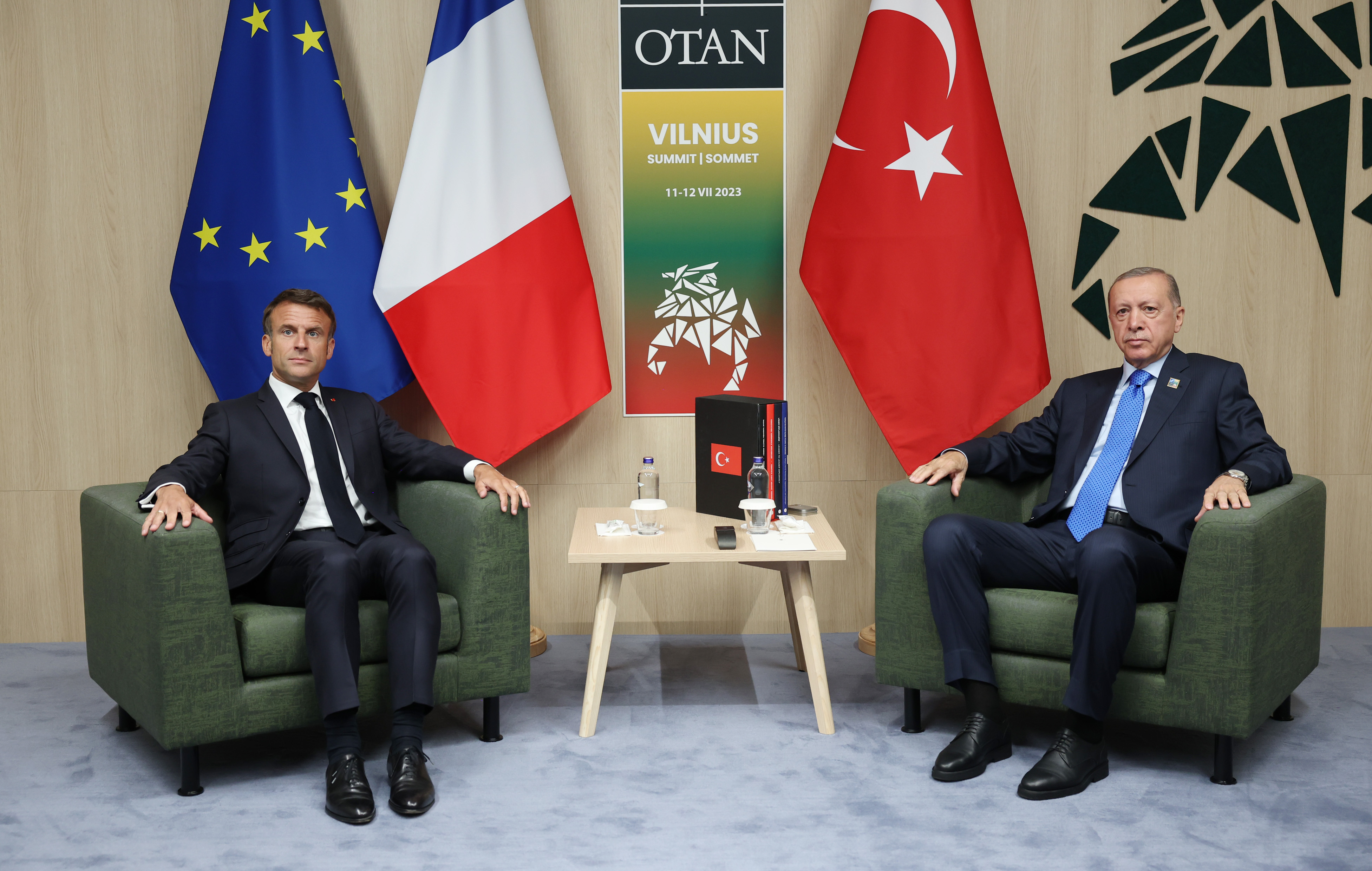 گفت‌وگوی تلفنی اردوغان و مکرون درباره بازگشایی سفارت‌ها و آینده سوریه